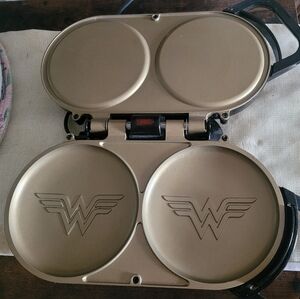 Wonder Woman Pancake Maker